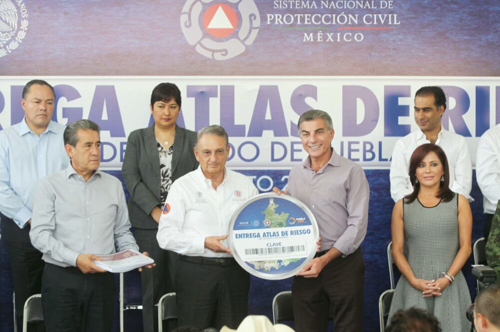 Luis Felipe Puente, coordinador Nacional de Protección Civil, y el gobernado r José Antonio Gali presentaron a los alcaldes de la entidad el Atlas de Riesgos (FOTO: ARCHIVO EL UNIVERSAL)
