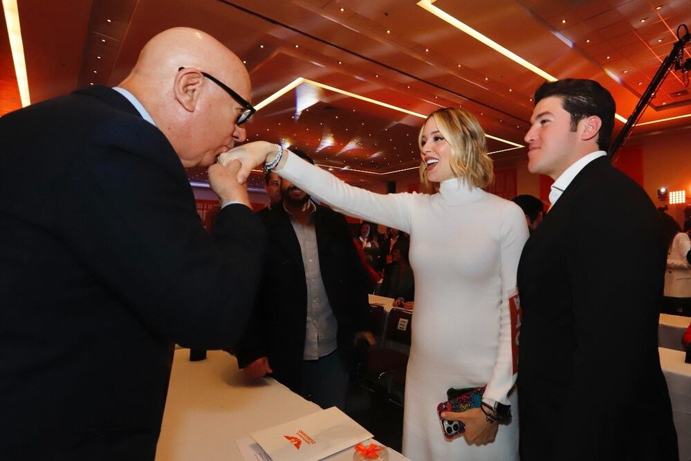 Dante Delgado saluda a Mariana Rodríguez. Foto de Berenice Fregoso EL UNIVERSAL