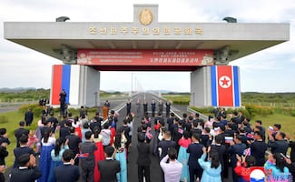 Rusia y Norcorea inauguran primer puente vial entre ambos países; Pyonyang tilda de "invencible" la alianza entre ambos países