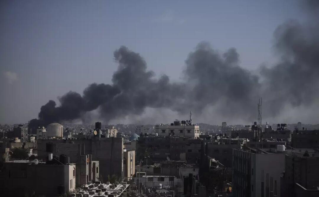 Columnas de humo se alzan luego de un ataque israelí en Jan Yunis, Franja de Gaza, el sábado 6 de enero de 2024. Foto: AP