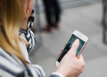 ¿Sabes qué es el shoulder surfing? ¡Cuidado! Así pueden vaciar tus tarjetas bancarias