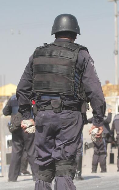 Riñen a pedradas en Central de Abasto de Puebla