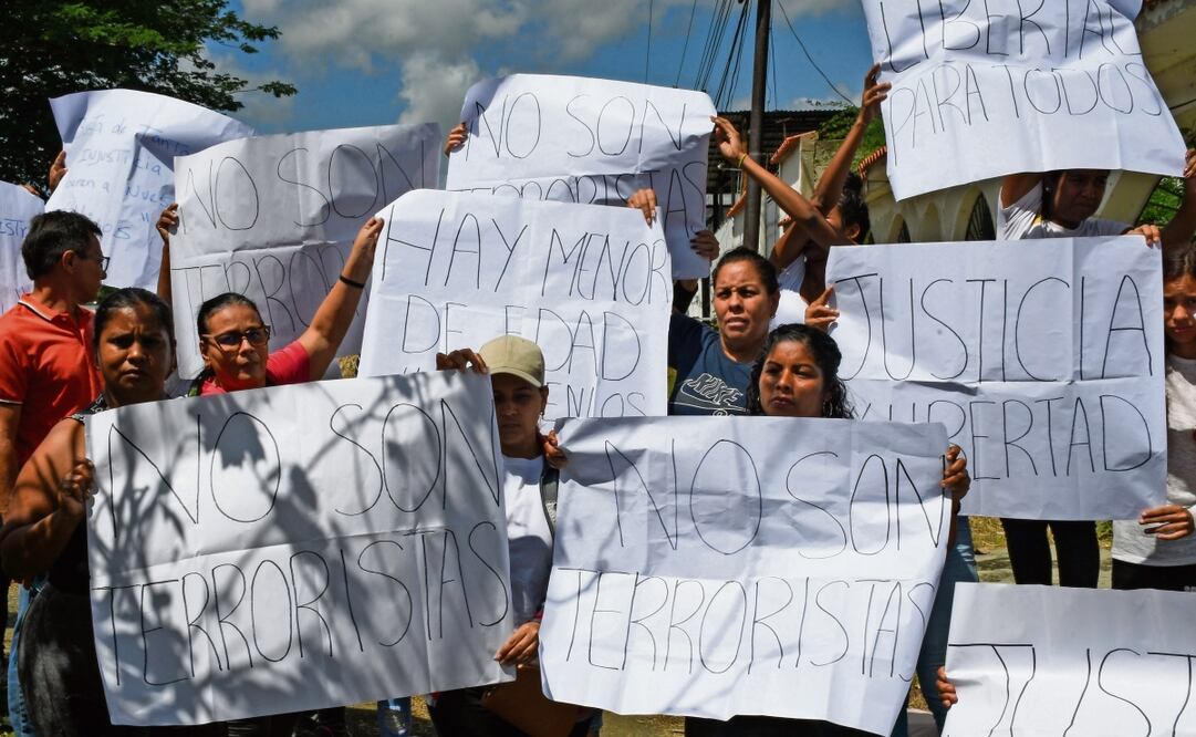 Familiares de personas detenidas por protestar tras las elecciones venezolanas exigen justicia cerca de la cárcel de Tocuyito. Foto: Jacinto Oliveros / AP