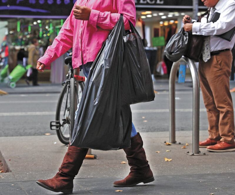 Las bolsas de plástico fueron prohibidas por el gobierno desde el año pasado, aunque hay casos en que pueden usarse, dice OFECP. Foto: ARCHIVO EL UNIVERSAL
