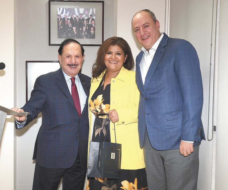 Juan Francisco Ealy Ortiz y Juan Francisco Ealy Lanz Duret flanquean a María Félix en la ceremonia de reconocimiento a la exdirectora de El Gráfico, realizada en el Salón Félix F. Palavicini de esta casa editorial. FOTOS: ROSALÍO HUÍZAR. EL UNIVERSAL