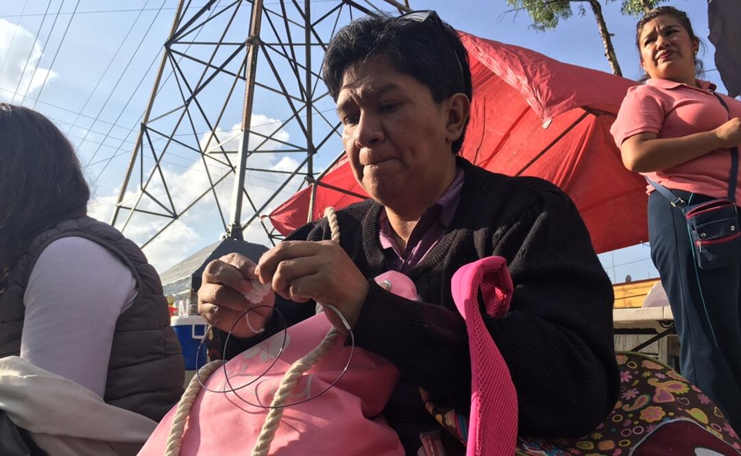 Ángeles teje mientras espera a su hija (Pedro Villa y Caña/ EL UNIVERSAL)