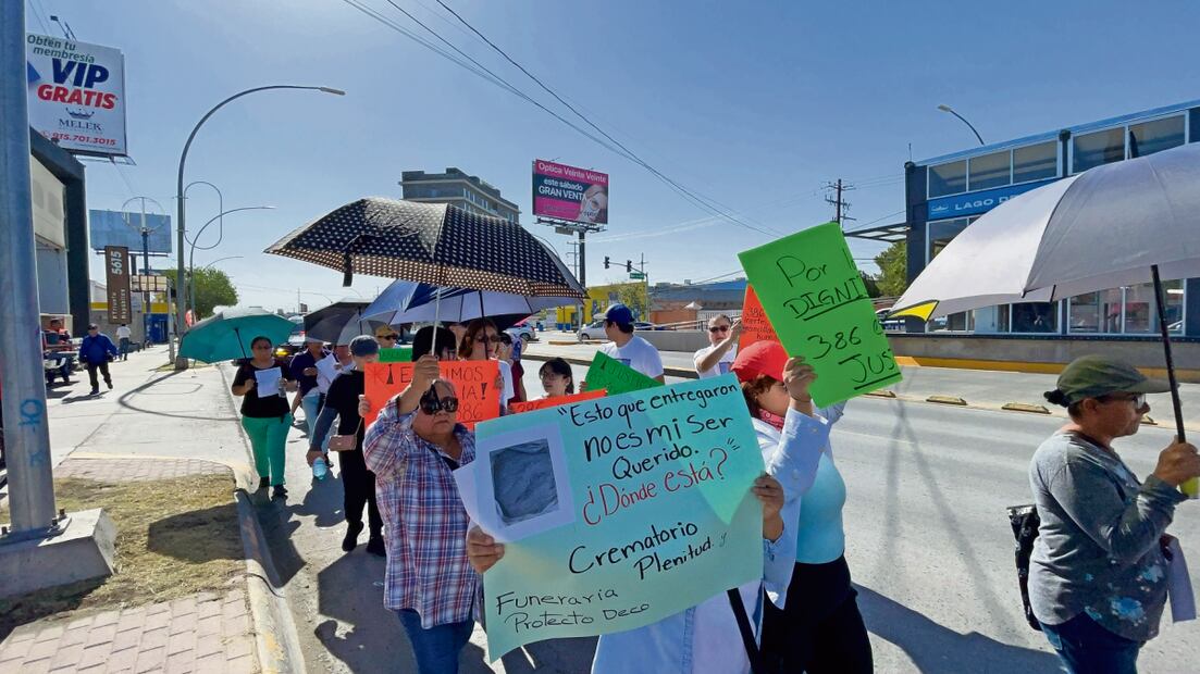 Personas afectadas por el crematorio Plenitud se manifestaron este martes para exigir justicia. Foto: Especial
