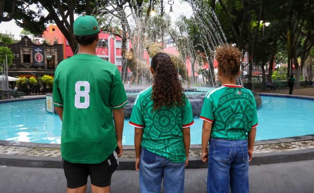 Eduardo, Miryana, Farah e Ian acudieron a la verbena del centro de Coyoacán para celebrar portando las camisetas verdes de la selección. 15/09/2026. | Foto: Karla Guerrero /El Universal.