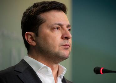 Presidente de Ucrania ordena enlistarse en el ejército a toda persona en edad de servir ante invasión rusa