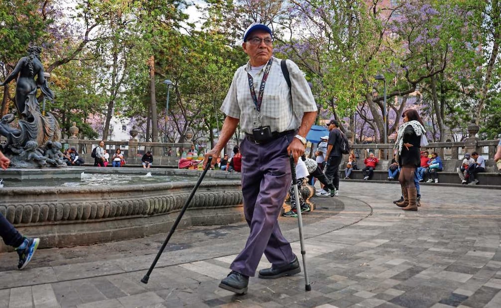 En las calles existen distintos tipos de obstáculos que limitan la seguridad de personas con alguna discapacidad. Foto: Luis Camacho/EL UNIVERSAL