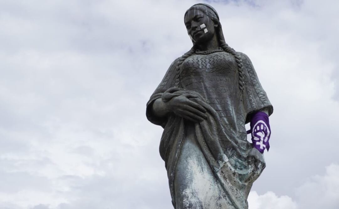 Mujeres colocaron pañuelos a las estatuas de la fuente de las Ocho Regiones. Fotos: Mario Arturo Martínez