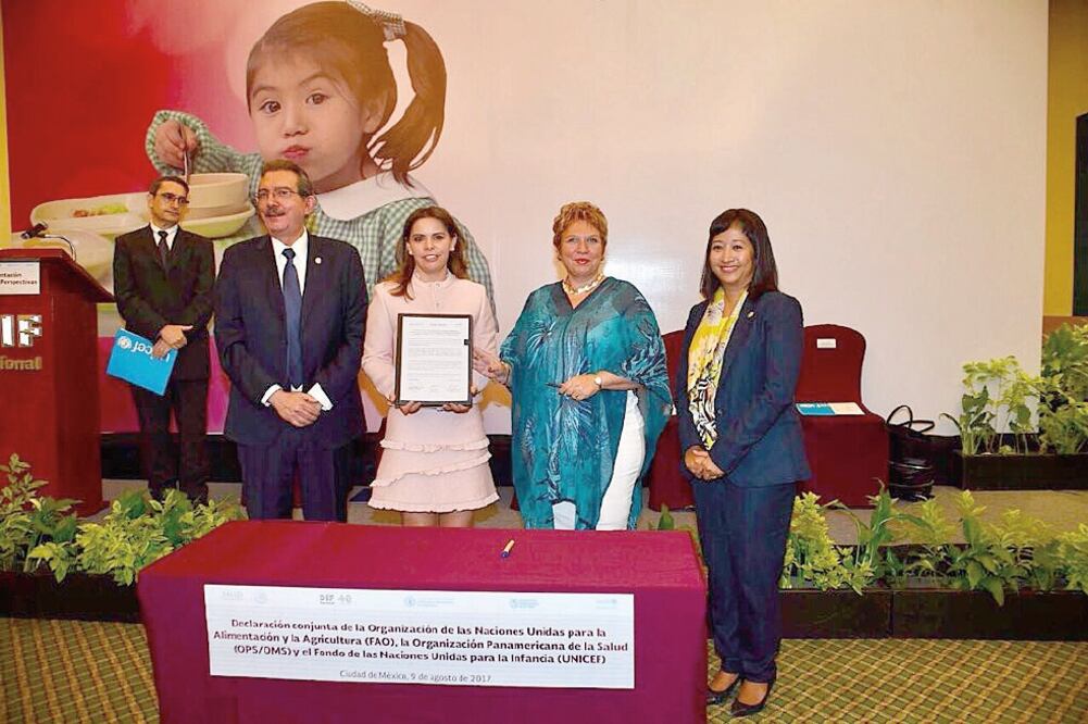 Laura Barrera, titular del SNDIF (centro), dijo que el organismo trabaja para asegurar un futuro próspero para la niñez. (DIF)