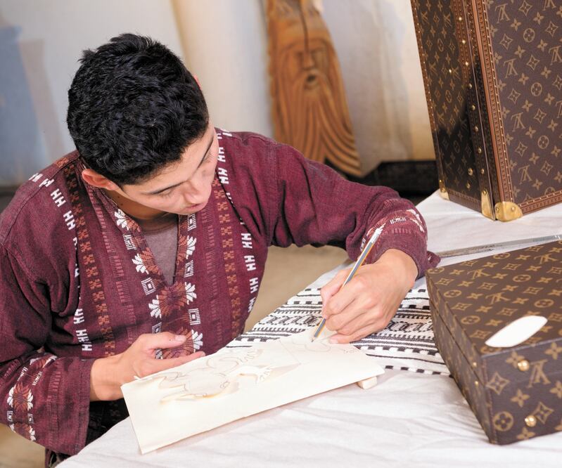 Artesanos de San Martín Tilcajete intervinieron piezas que la marca presentó en Zona Maco. CORTESÍA LOUIS VUITTON