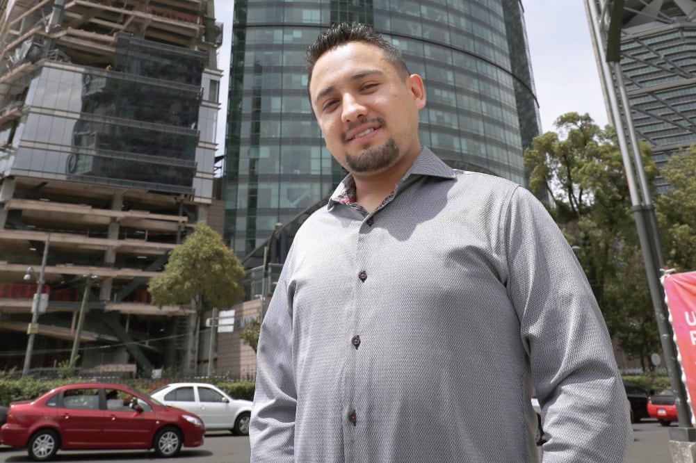 Abogado de profesión, Jesús cumple con jornadas de 12 horas y casi siempre lleva documentos a casa para adelantar rezagos de la oficina. (FOTOS: JUAN CARLOS REYES. EL UNIVERSAL)