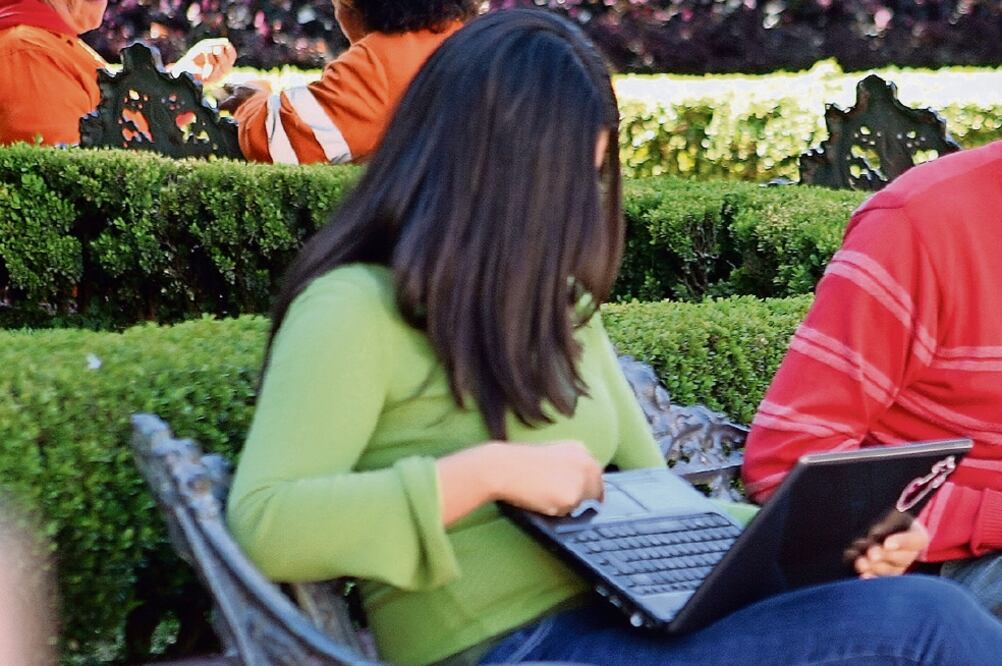 Mujeres, hombres, niños o adolescentes que sufren violencia o requieren orientación especializada serán atendidos en el chat de SOS del DIFEM (ARCHIVO EL UNIVERSAL)