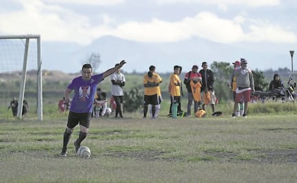 En Neza, escritores del mundo juegan al futbol de letras