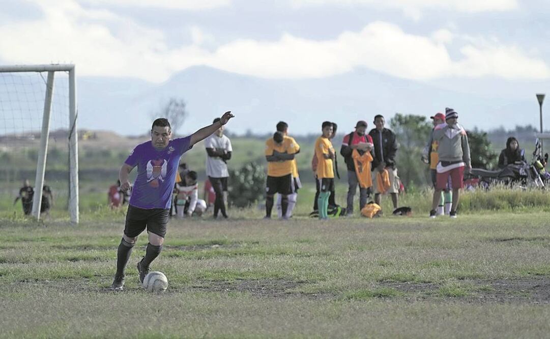Con un antidoping literario, policías y vecinos de Neza se enfrentan en el mundial de futbol. Foto: Especial