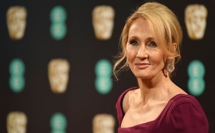 J.K. Rowling devuelve premio a organización, tras ser acusada de transfobia por su presidenta