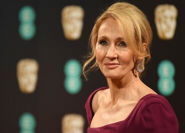J.K. Rowling devuelve premio a organización, tras ser acusada de transfobia por su presidenta