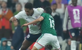 Gilberto Mora intercambia playera con Jude Bellingham al finalizar el México vs Inglaterra