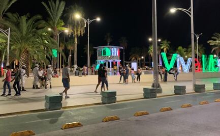 Personas pasean sin cubrebocas por malecón en Baja California Sur