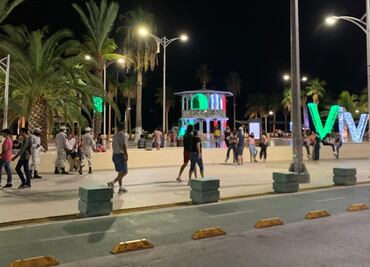 Personas pasean sin cubrebocas por malecón en Baja California Sur