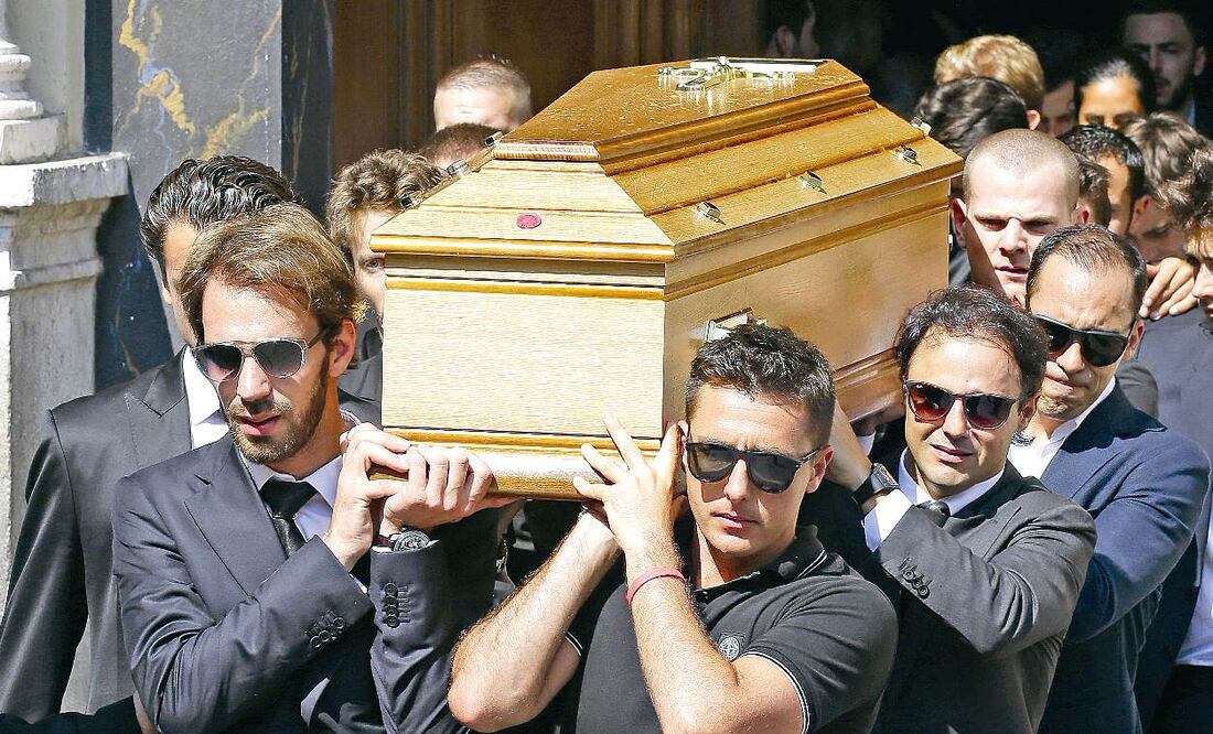 Los pilotos Vergne (izq.), Maldonado y Massa cargan el féretro de Jules Bianchi (LIONEL CIRONNEAU. AP)