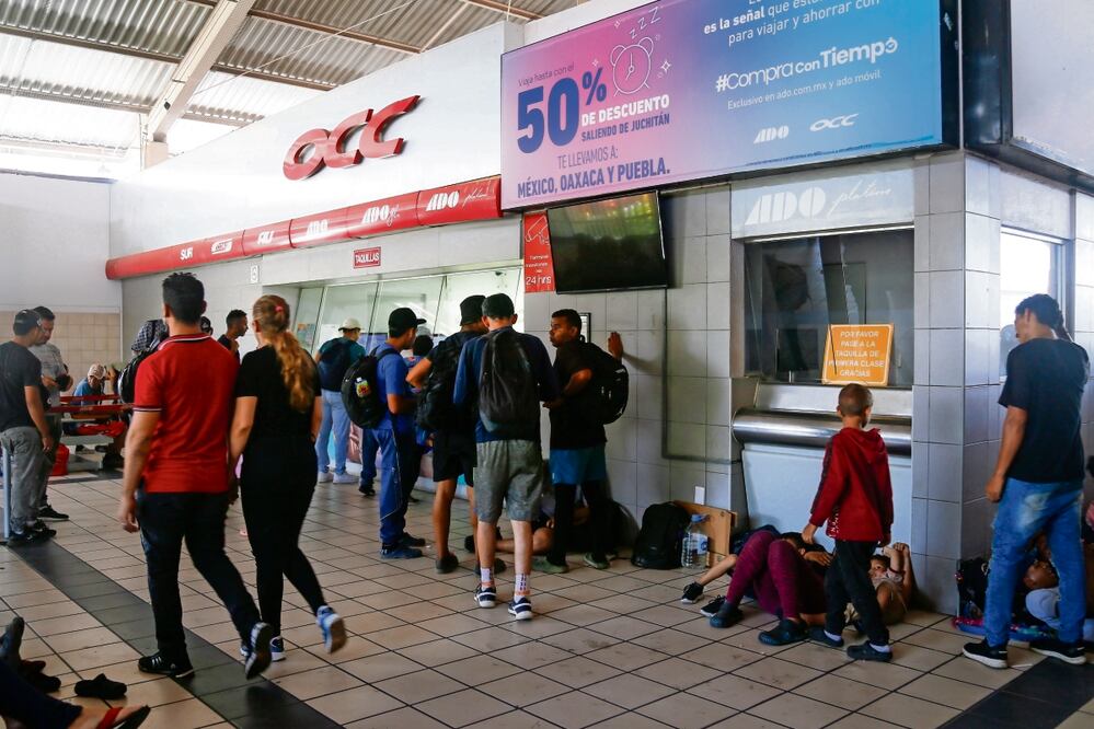Cada día, unos 200 extranjeros se forman para comprar boletos de autobús a Oaxaca, lo que ha creado problemas a los locales, que deben esperar muchas horas para poder viajar. Foto: Clauida Mendoza