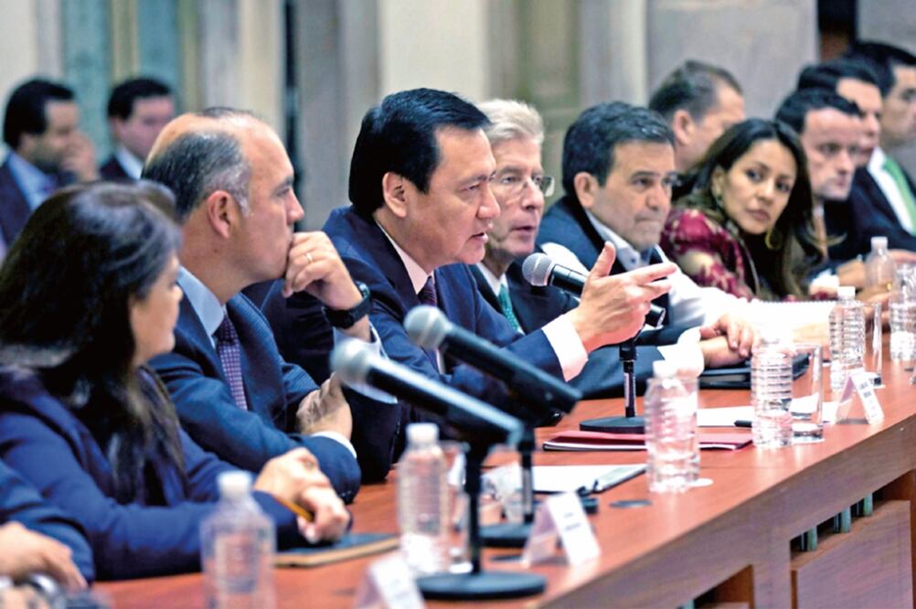 El secretario de Gobernación, Miguel Ángel Osorio Chong, encabezó una reunión de funcionarios federales con representantes empresariales de Oaxaca, con el fin de impulsar un plan para reactivar la economía en la entidad (@ OSORIOCHONG)