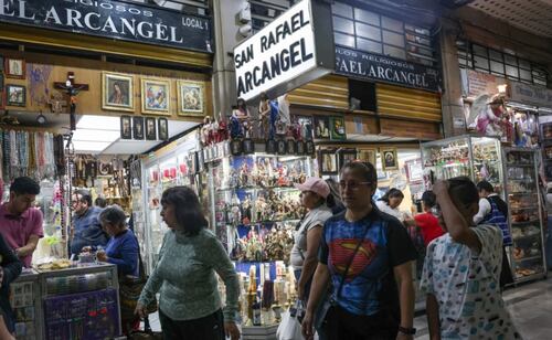 Los comercios de arte sacro se enfrentan los precios altos, los productos chinos y el desinterés de la gente.
