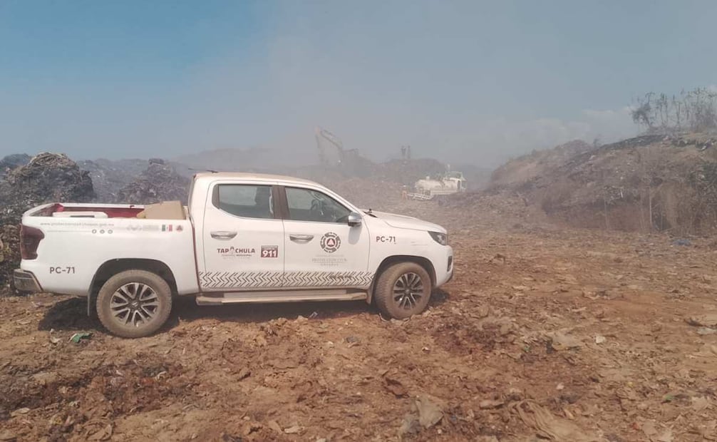 En el lugar trabaja maquinaria pesada y pipas, con una fuerza de tarea de varias decenas de hombres para combatir el fuego.
Foto: Especial.