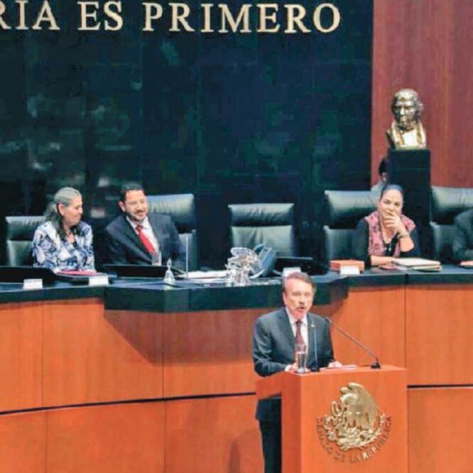 Mario Alberto Casas, director del IPN, durante su discurso al recibir un reconocimiento con motivo del 67 aniversario de la Escuela Superior de Economía (ESE). (CORTESÍA)