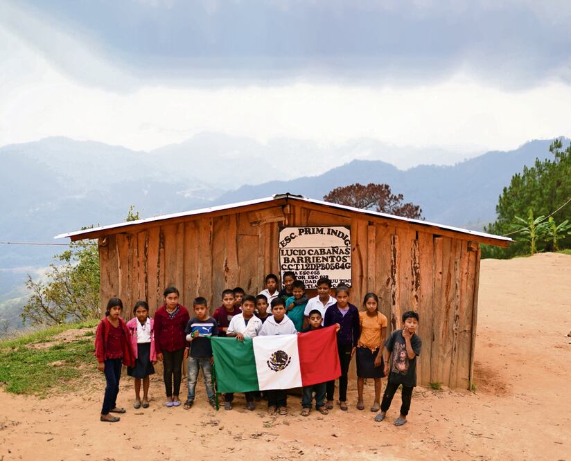 Con un salón, bancas de madera y mucho esfuerzo de la profesora Saby Francisco y los padres de familia, niños acuden a la escuela en Metlatónoc. Fotos: Salvador Cisneros / EL UNIVERSAL