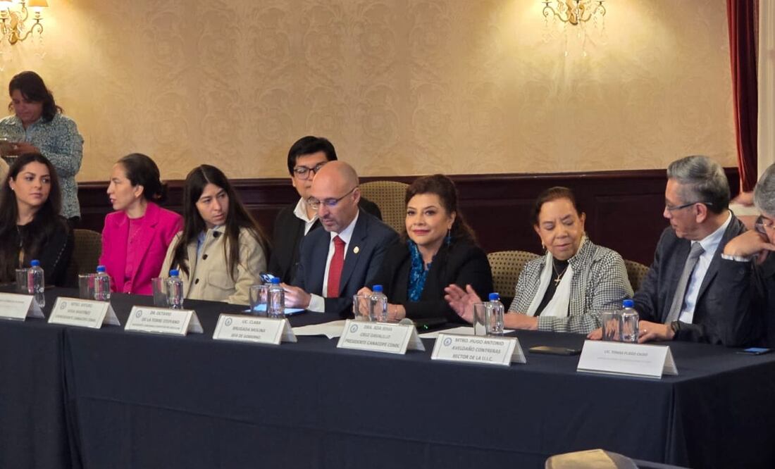 La jefa de Gobierno participó en el cambio de la Mesa Directiva de la Cámara de Comercio, Servicios y Turismo en pequeño de la Ciudad de México (Conacope). Foto: Especial