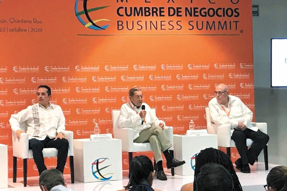 Carlos Joaquín González, gobernador de Quintana Roo, y Miguel Alemán Velasco, entre otros, durante la inauguración de México Cumbre de Negocios. Foto/TLALÓC PUGA. EL UNIVERSAL