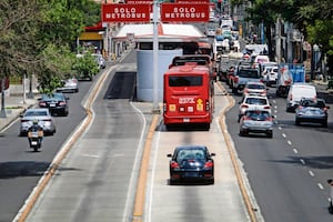Registran más de un millón de automóviles que invadieron carril del Metrobús en 2025; mayoría son con placas foráneas