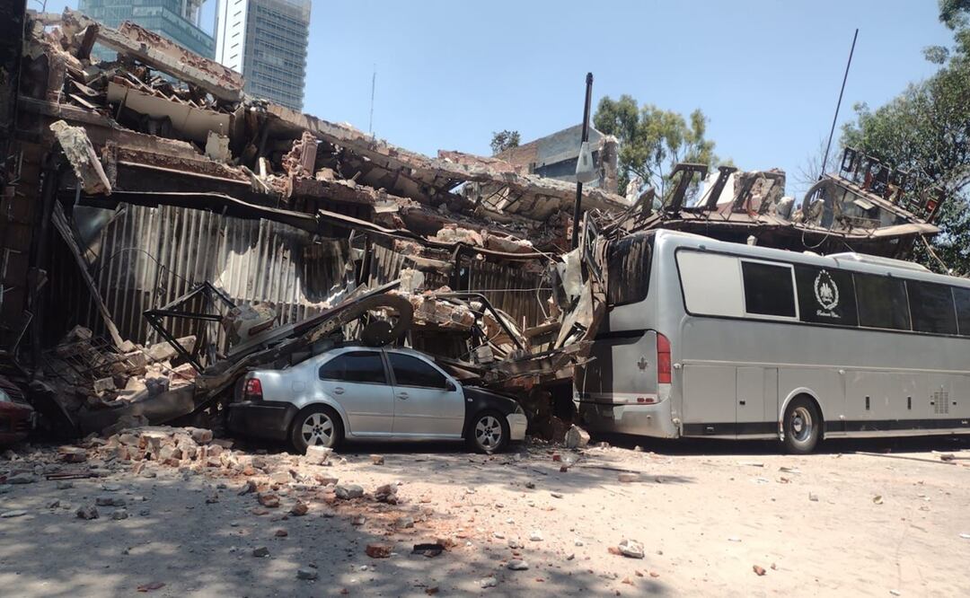 Se reporta derrumbe del edificio “El Patio” ubicado sobre calle Atenas en la colonia Juárez alcaldía Cuauhtémoc. Foto: Juan Carlos Williams