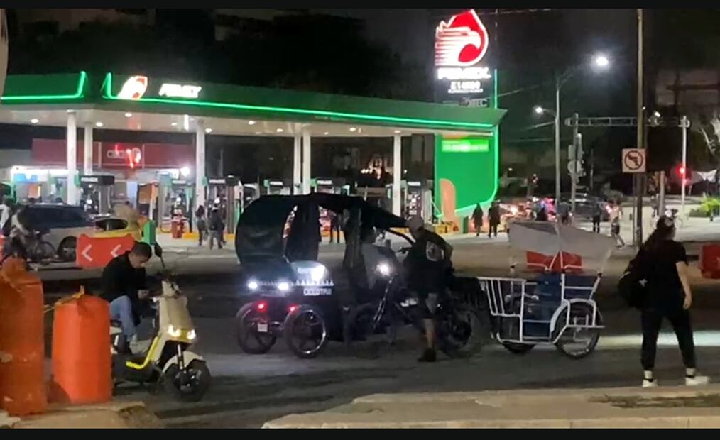 Motociclistas y ciclistas eléctricos han comenzado a ofrecer traslados informales a los transeúntes varados por el plantón que mantienen normalistas en Paseo de la Reforma e Insurgentes, en la Ciudad de México, el jueves 5 de junio de 2025. Foto: Juan Carlos Williams /EL UNIVERSAL