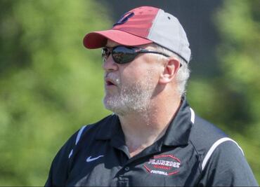 Entrenador de futbol americano colegial es suspendido por ganar por paliza