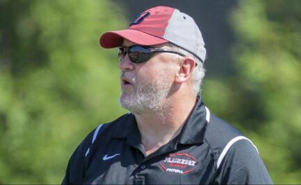 Entrenador de futbol americano colegial es suspendido por ganar por paliza