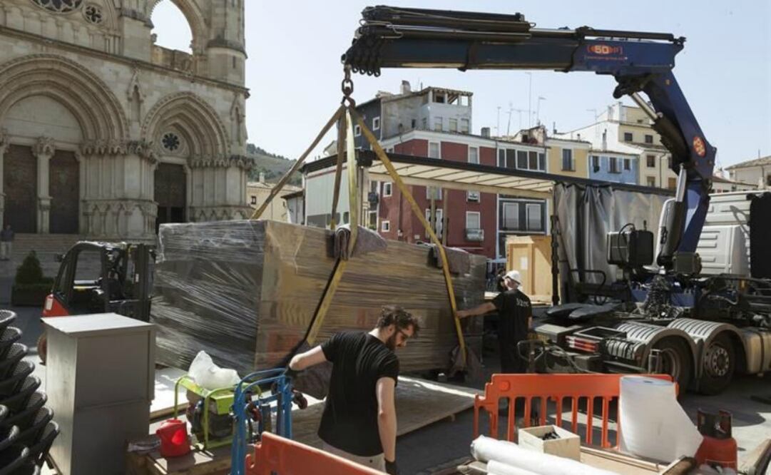 El primero de los camiones del convoy que descargó e instaló el material necesario para desembalar la obra del chino. (FOTO: EFE)