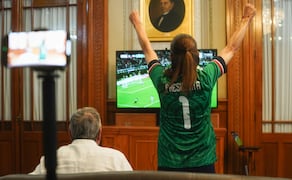 Claudia Sheinbaum mira el partido México vs Corea del Sur desde Palacio Nacional con su esposo. FOTO: ESPECIAL