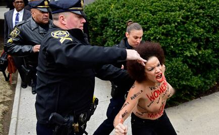 Mujer "topless" protesta contra Bill Cosby