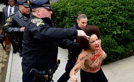 Mujer "topless" protesta contra Bill Cosby