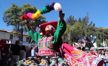 Cantan himno del Cusco en idioma de los incas