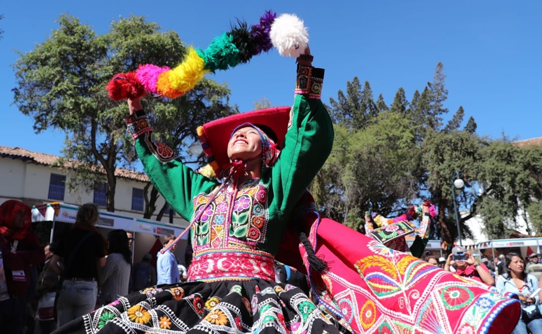 Una bailarina participa en un baile folclórico durante una feria en Cusco. Foto: EFE/Ernesto Arias, archivo
