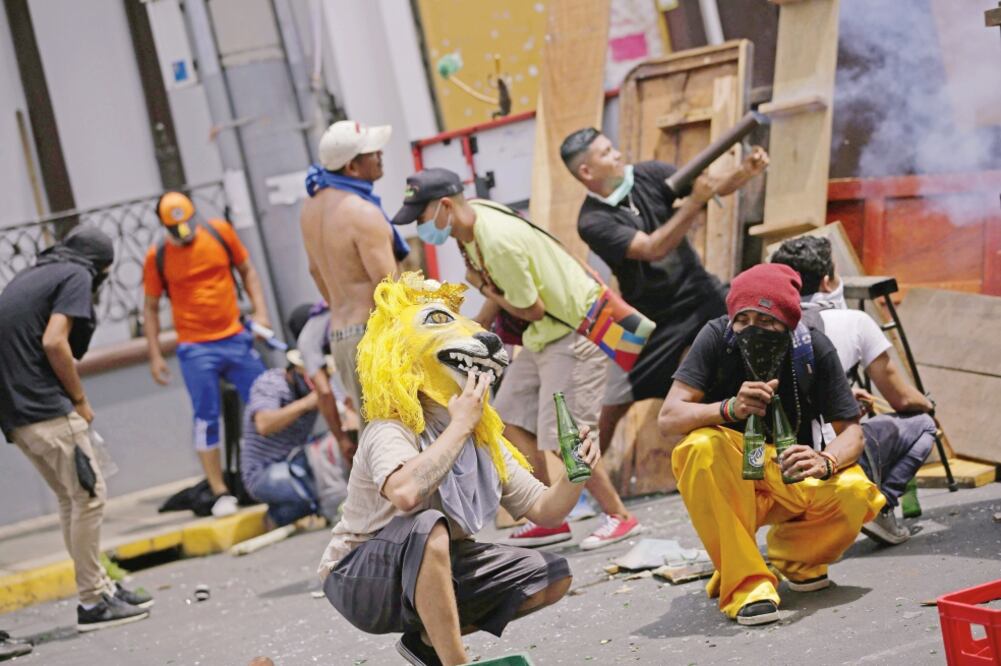Jóvenes participan en una protesta contra el gobierno del presidente de Nicaragua, Daniel Ortega, en Masaya, donde la policía reportó el fallecimiento de dos personas. Foto: BIENVENIDO VELASCO. EFE