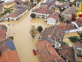 Lluvias en Italia causan inundaciones y dejan 2 desaparecidos; bomberos emplean drones para evaluar el terreno