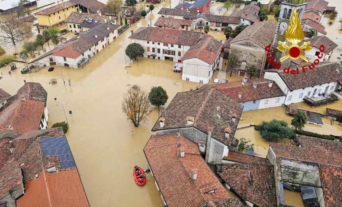 Esta fotografía, tomada y difundida el 17 de noviembre de 2025 por los Vigili del Fuoco, el cuerpo de bomberos italiano, muestra una vista aérea de las graves inundaciones cerca de Udine, en la región de Friuli Venezia Giulia, al norte de Italia, tras las intensas lluvias. Foto: AFP