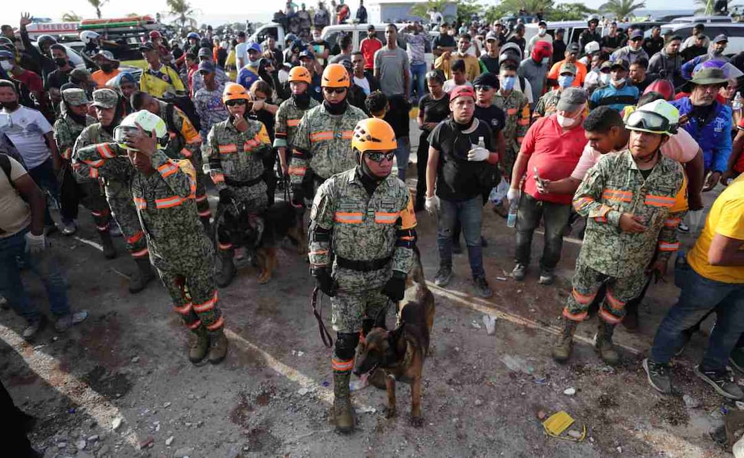 Rescatistas del Ejercito de México se preparan para realizar labores de búsqueda en un edificio afectado por un terremoto este viernes, en La Guaira (Venezuela). El ministro de Interior de Venezuela, Diosdado Cabello, anunció la restricción del acceso al estado La Guaira (norte, cercano a Caracas), el más afectado por los terremotos, a partir de las 20:00 horas locales (00.00 GMT) de este viernes. Foto: EFE